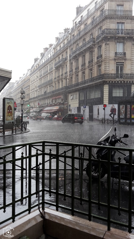 Paris...raining...thanks there is Metro ⛱