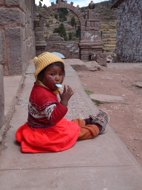 Peruaanse kind genietend van een lolly