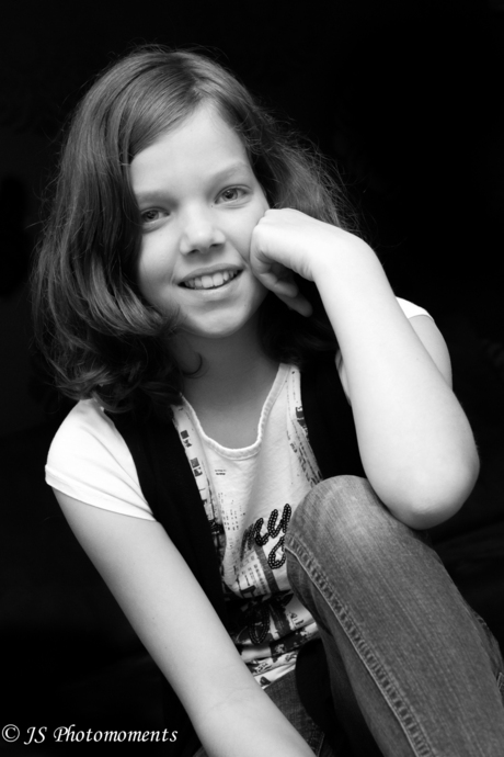 zwart wit portret van mijn dochter.