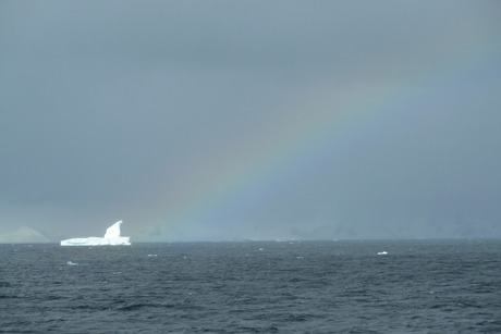 Regenboog start op ijsberg