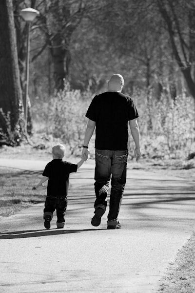 Vader en zoon - Deze foto heb ik gisteren gemaakt in het park. - foto door tamara3107 op 26-03-2012 - deze foto bevat: vader, zoon, teder