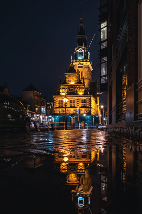 De Waag Alkmaar in Alkmaar na een regenbui