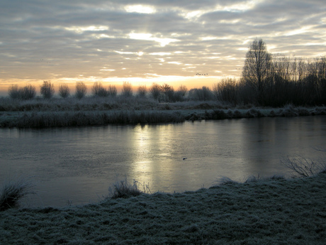 Bevroren water in de ochtend