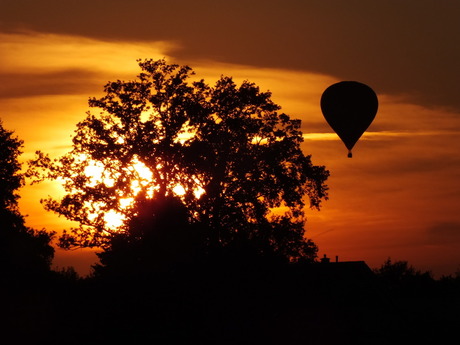 Luchtballon bij zonsondergang.JPG