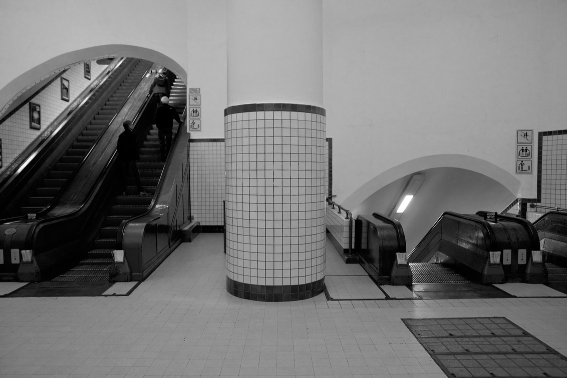 Sint-Annatunnel in Antwerpen - De Sint-Annatunnel is een voetgangers- en fietstunnel onder de Schelde in Antwerpen van 1933. Ook wel de voetgangerstunnel genoemd die de oude stadsk - foto door paulcelus op 27-10-2017 - deze foto bevat: tunnel, lijnen, antwerpen, zwartwit, roltrap