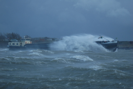 Schip trotseert de storm