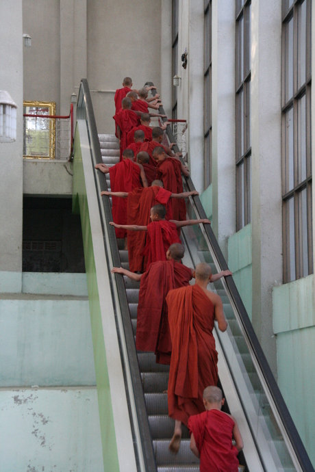 Monniken op een roltrap in Mandalay