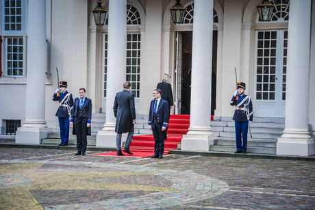 Hugo de Jonge treedt binnen bij het paleis Noordeinde.