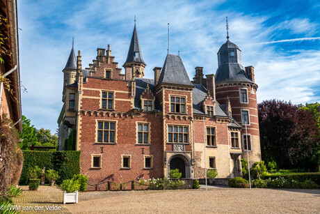 Kasteel Mheer in de ochtend zon