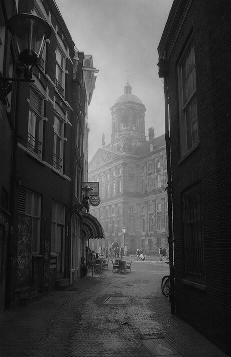 Amsterdam na een mistige nacht.