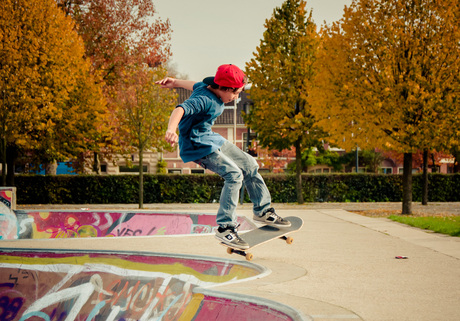 Jonge skater in het park