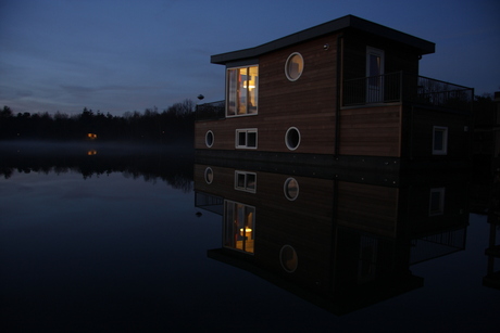 woonboot in de avond