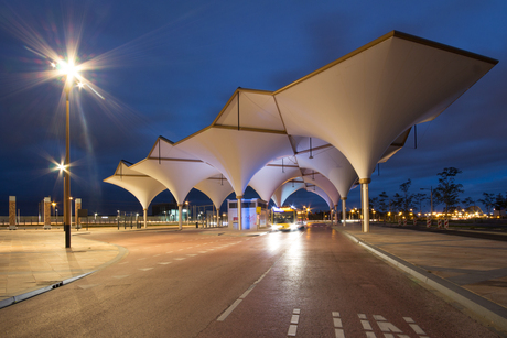 Busstation Utrecht Leidschenrijn in de avond.