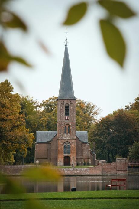 Schilderachtige historische kerk in herfst Utrecht