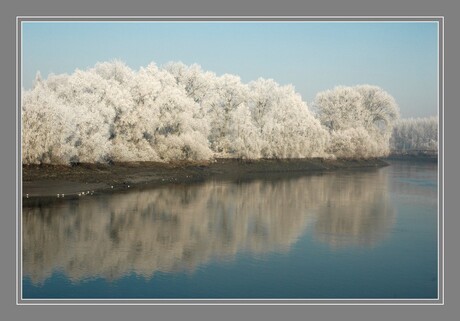 Winter on the shore.