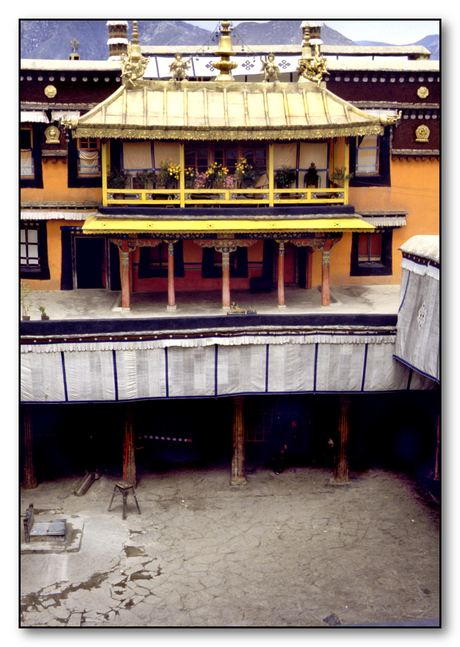 TIBET LHASA THE DALA ILAMA NEVER RETURNED TO HIS APPARTMENT IN THE JOKHANG