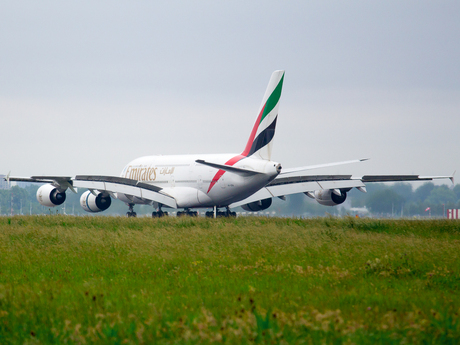 Emirates Airbus A380 A6-EDQ.jpg