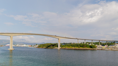 "Brønnøsund - De lijn over het water".