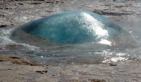 De geysir Strokkur komt eraan