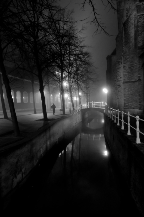 Rond de gracht in de mist