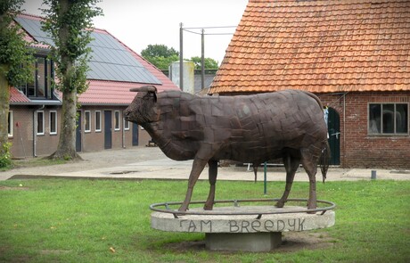 P1290430  Kunst stier  voor een boerderij  nabij Woudenberg  4 aug 2025  