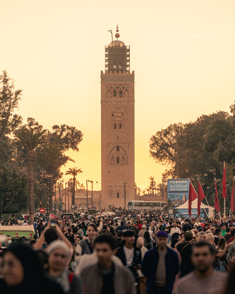 De bruisende straat leidend naar de Koutoubia Moskee