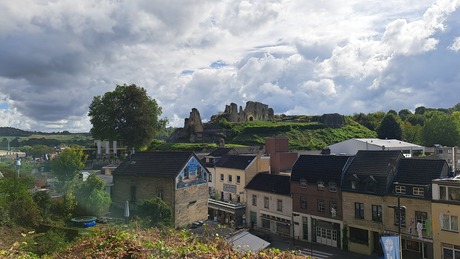 Zicht op de ruïne van Valkenburg