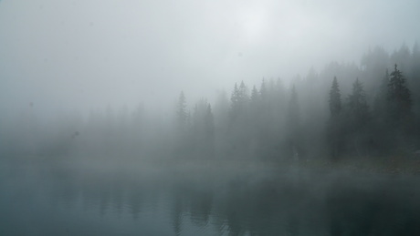 mist in de bergen