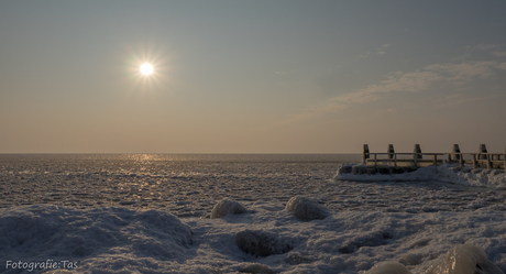 Een bevroren IJsselmeer vanochtend vroeg...