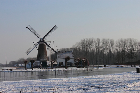 Sneeuw in Nuenen met de molen