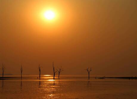 gouden gloed over Lake Karibe