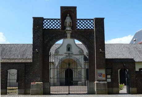 Zomer in Brabant Achelse Kluis nr 1 hoofdingang