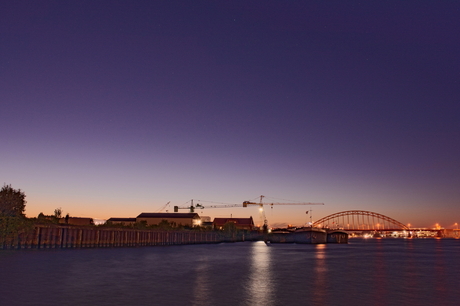 vallen van de nacht over de rivier de Noord