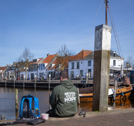 mooie dag   lees tekst op zijn rug