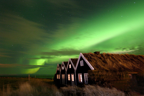 Aurora Borealis boven een turfhuis, IJsland