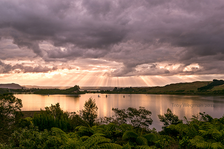 Zonnestralen bij Lake Rotorua in Nieuw Zeeland