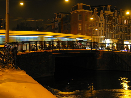 Tram bij nacht