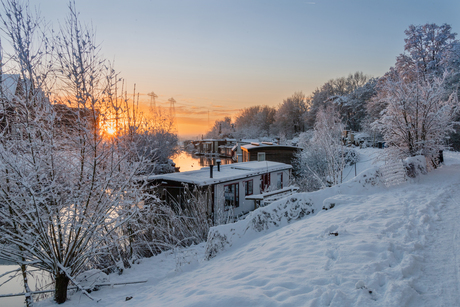 Zonsopkomst in de sneeuw