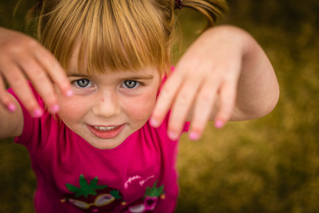 Meisje met gelakte nageltjes