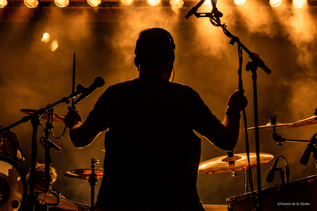 De achtergrond drummer met donker en licht.