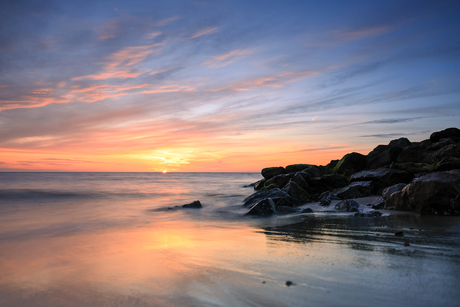 Zonsondergang aan zee