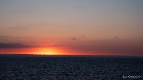 Zonsondergang op zee.