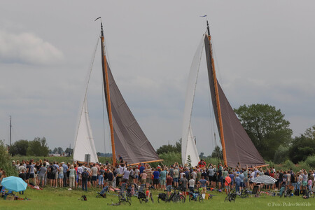 SKS Skûtsjesilen 2024 - Grou    - SKS Skûtsjesilen 2024 - Grou   - foto door PRStoffels op 03-08-2024 - locatie: Grou, Nederland - deze foto bevat: wolk, lucht, plant, voertuig, boom, vrije tijd, dat is er niet, recreatie, evenement, mast
