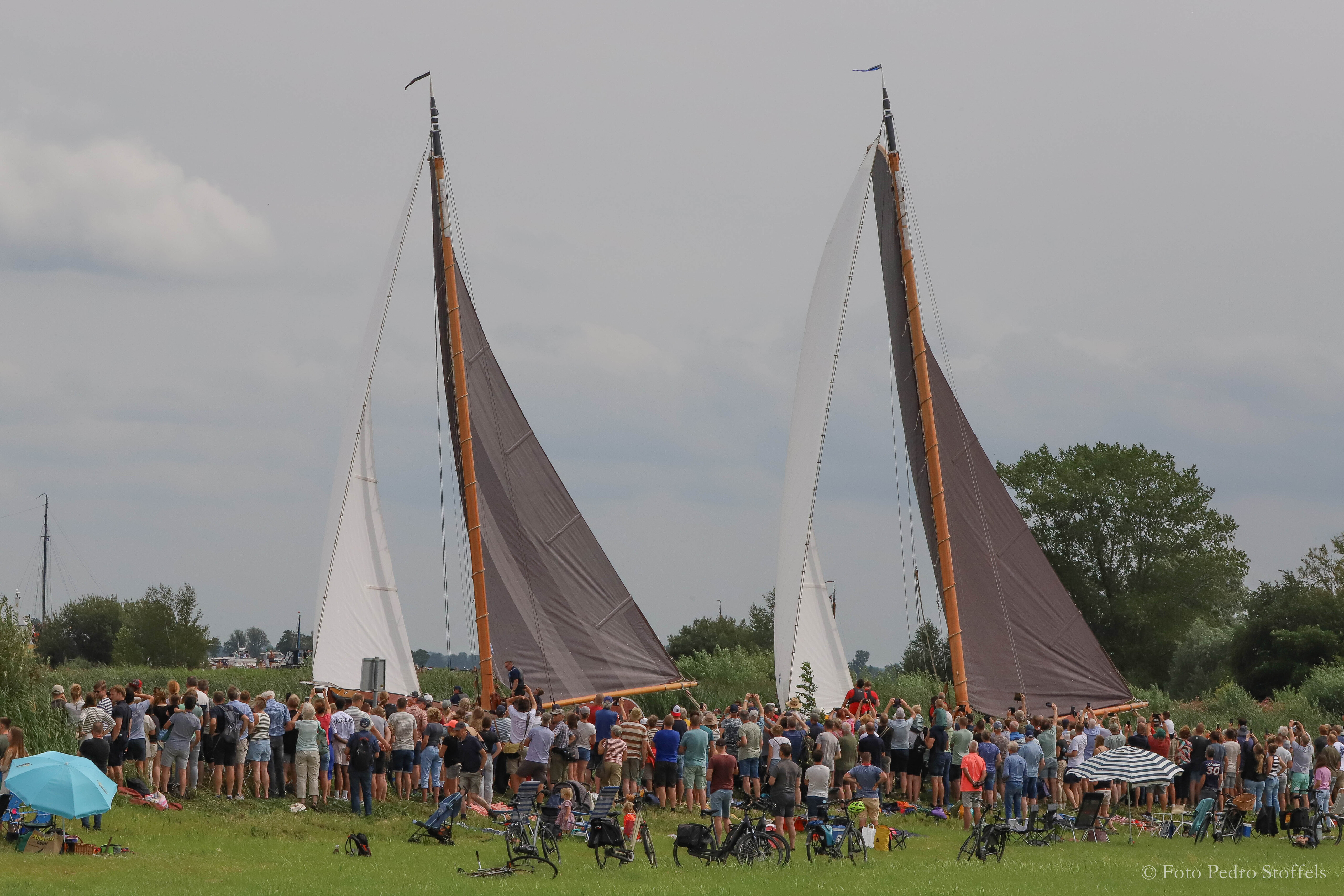SKS Skûtsjesilen 2024 - Grou    - SKS Skûtsjesilen 2024 - Grou   - foto door PRStoffels op 03-08-2024 - locatie: Grou, Nederland - deze foto bevat: wolk, lucht, plant, voertuig, boom, vrije tijd, dat is er niet, recreatie, evenement, mast