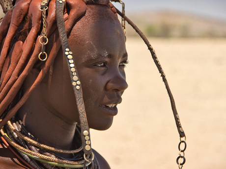 Prachtige Himba vrouw in Opuwo