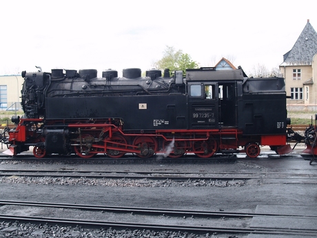 Een grote stoomlocomotief, klaar voor vertrek.