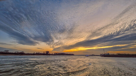 Zonsondergand Waal