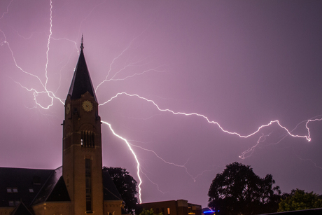 Voor de donder de kerk uit