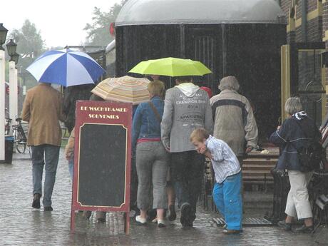 Stortregen op station