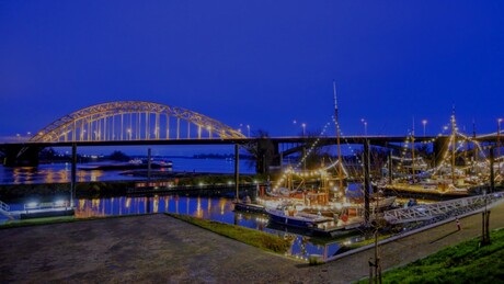Nijmegen in de avond